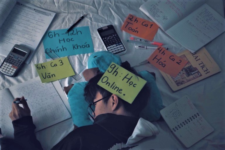 Áp Lực “Học Để Đỗ Cao”: Khi Con Trẻ Quên Mất Cách “Sống” Giữa Cuồng Quay Áp Lực Bài Vở