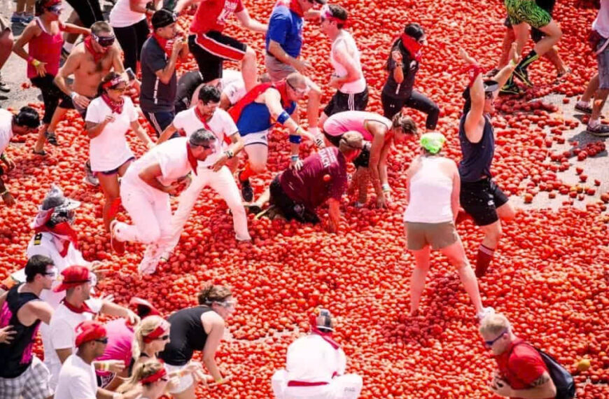 La Tomatina – Trận chiến cà chua đầy vui nhộn tại Buñol, Tây Ban Nha